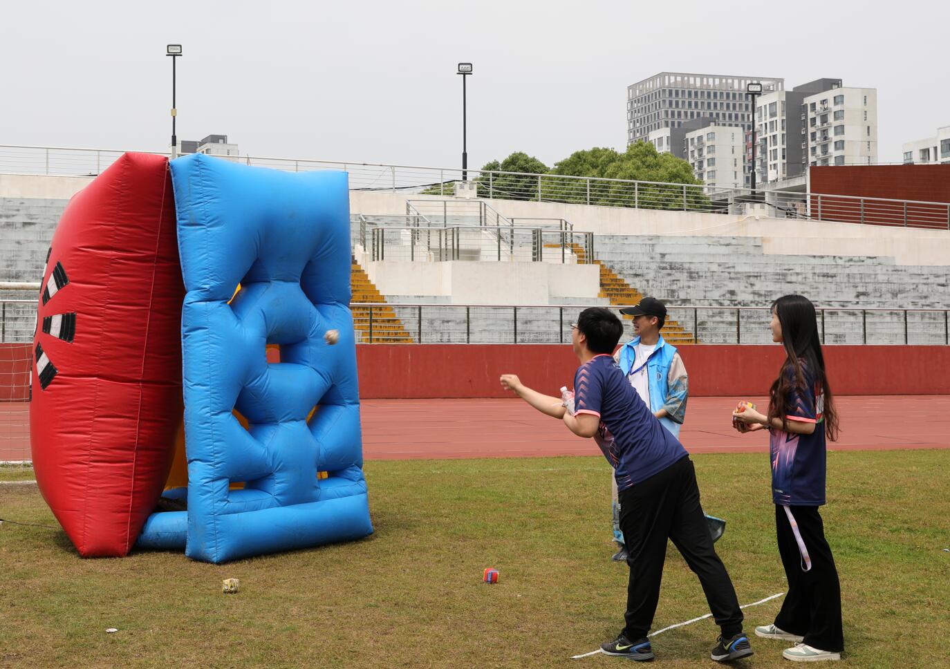校友参加趣味小游戏