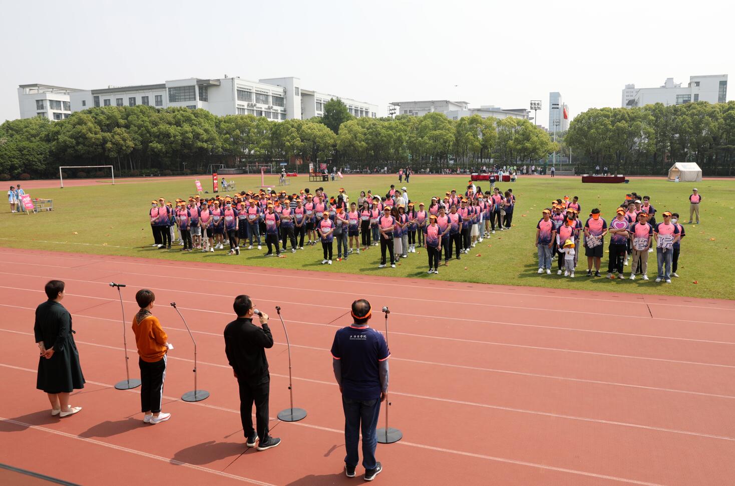 “光荣73载·一起向未来” 校友返校日暨“健康悦跑”嘉年华活动在奉浦校区隆重举行